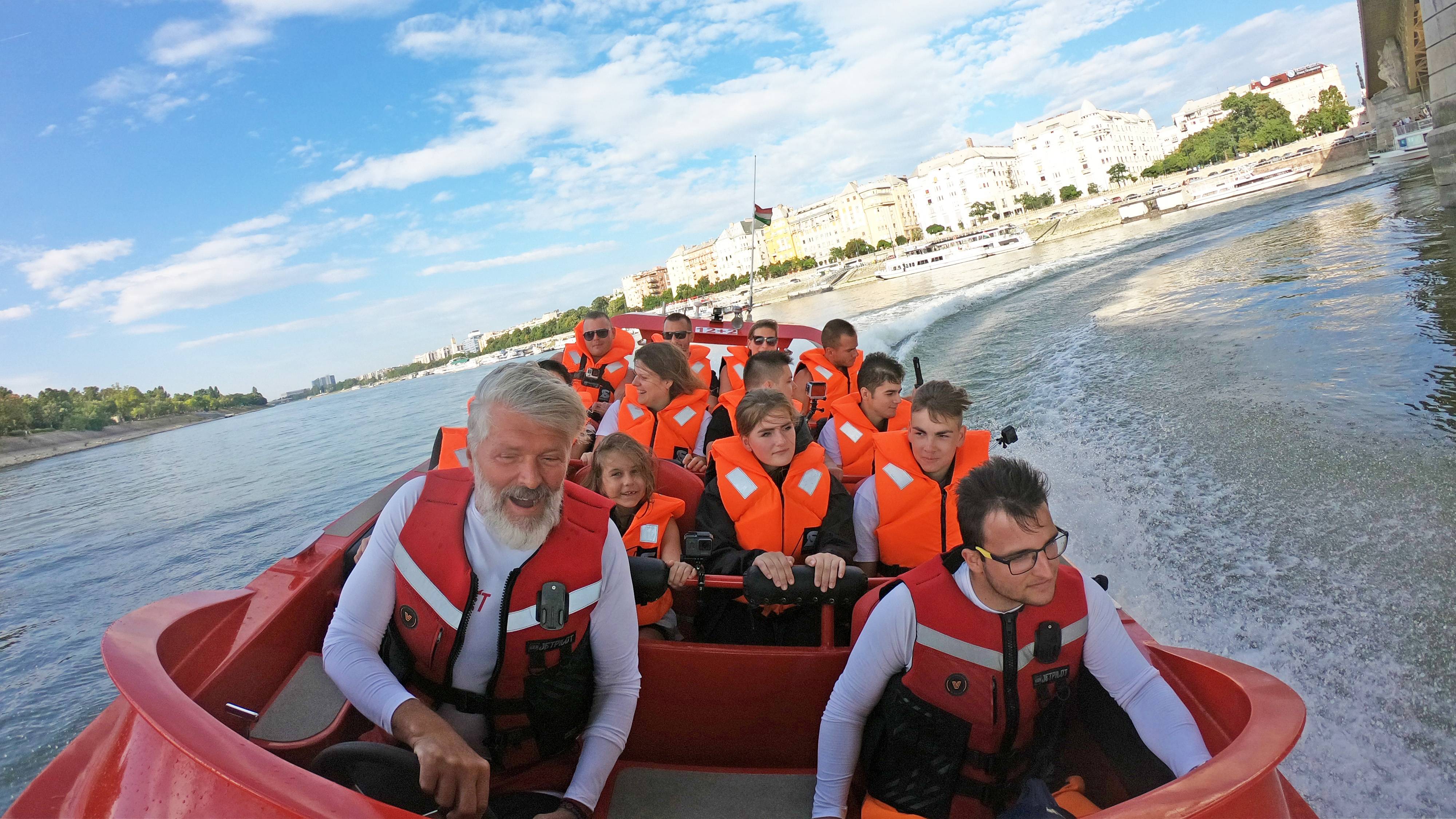 Full gázzal a Dunán! 🚤💨 A REDJET motorcsónakos élmény, amitől garantáltan vigyor lesz az arcon 😜