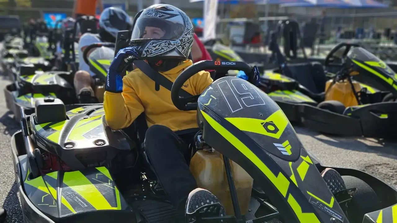 Gokartozás a Hungaroring gokartpályáján/ 3 futamos menetre