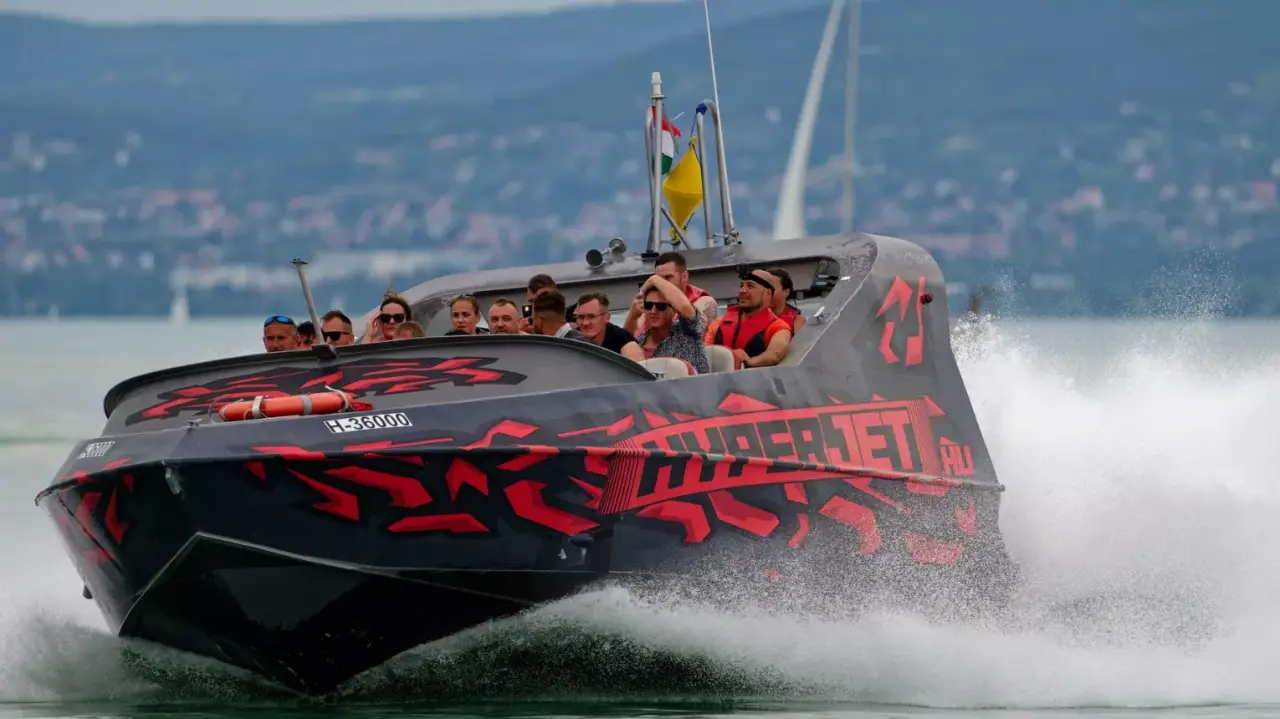 HyperJet Adrenalin élményhajózás Balatonon 880 Le-ős motorcsónakkal