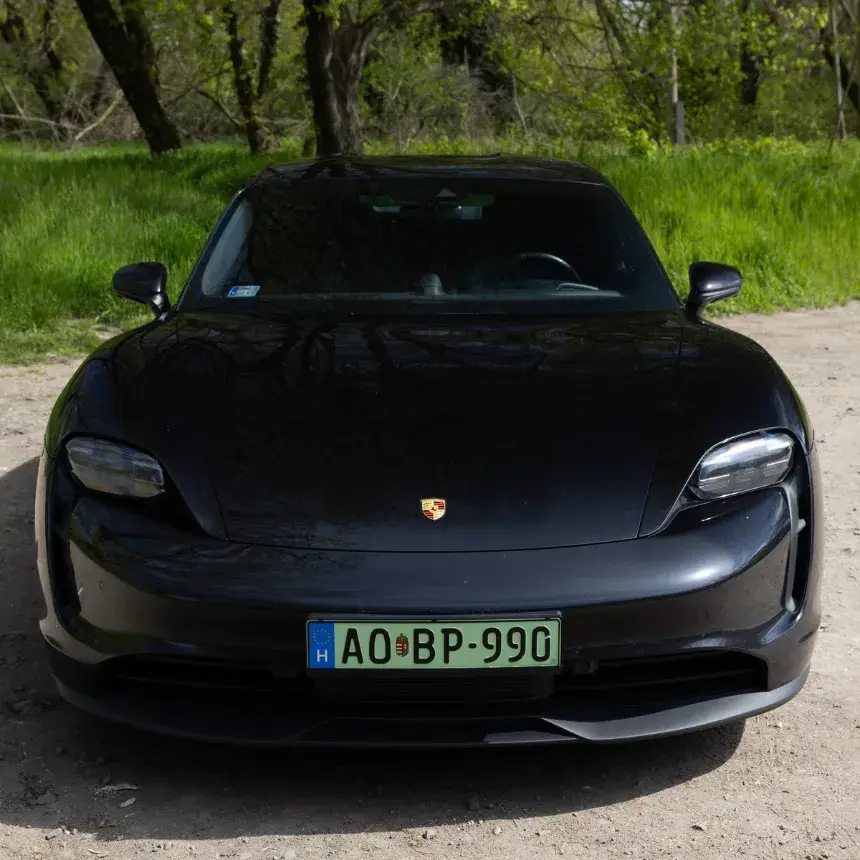 Utcai élményautózás Budapesten egy fekete Porsche Taycan 4S-sel
