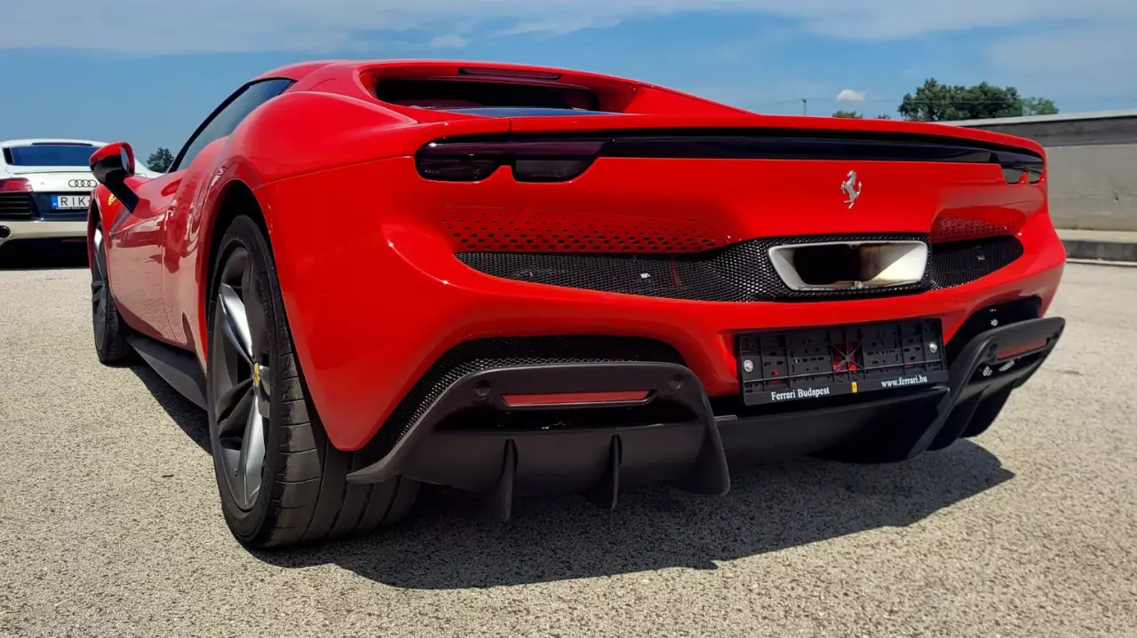 Ferrari 296 GTB élményvezetés az Euroringen