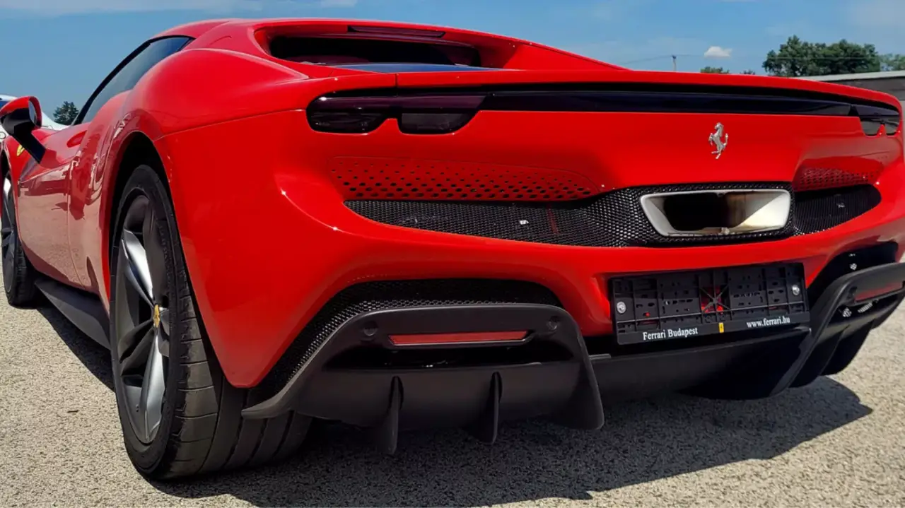 30 perces Ferrari 296 GTB élményvezetés Budapesten