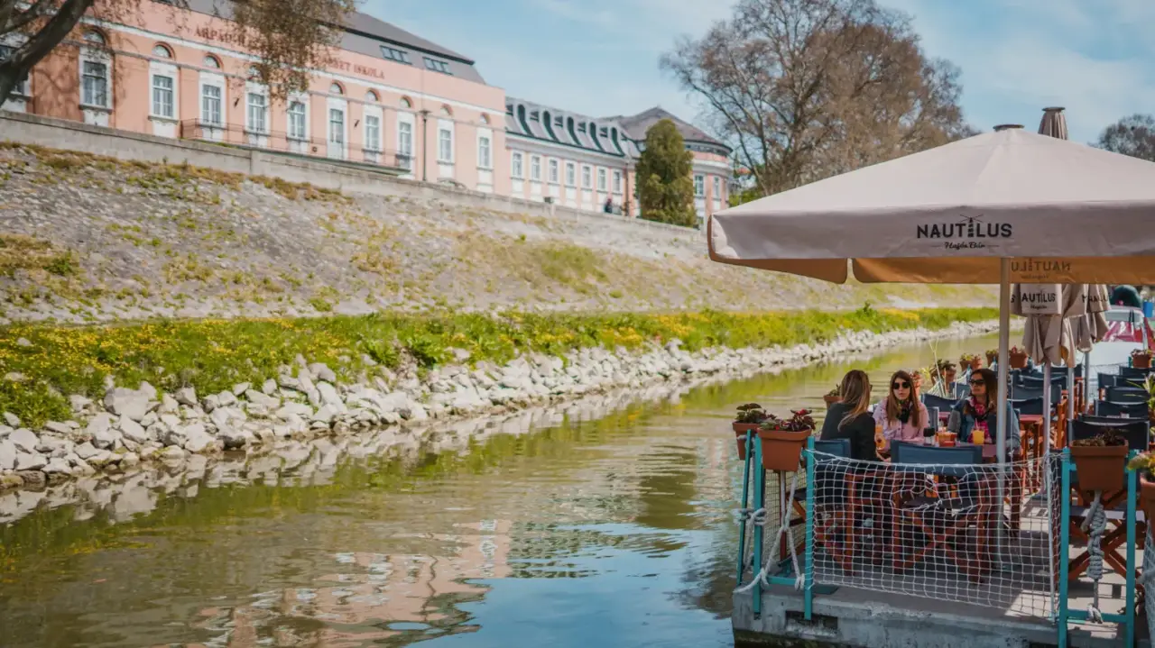 Kettesben a Nautilus Hajós Bár fedélzetén Esztergomban