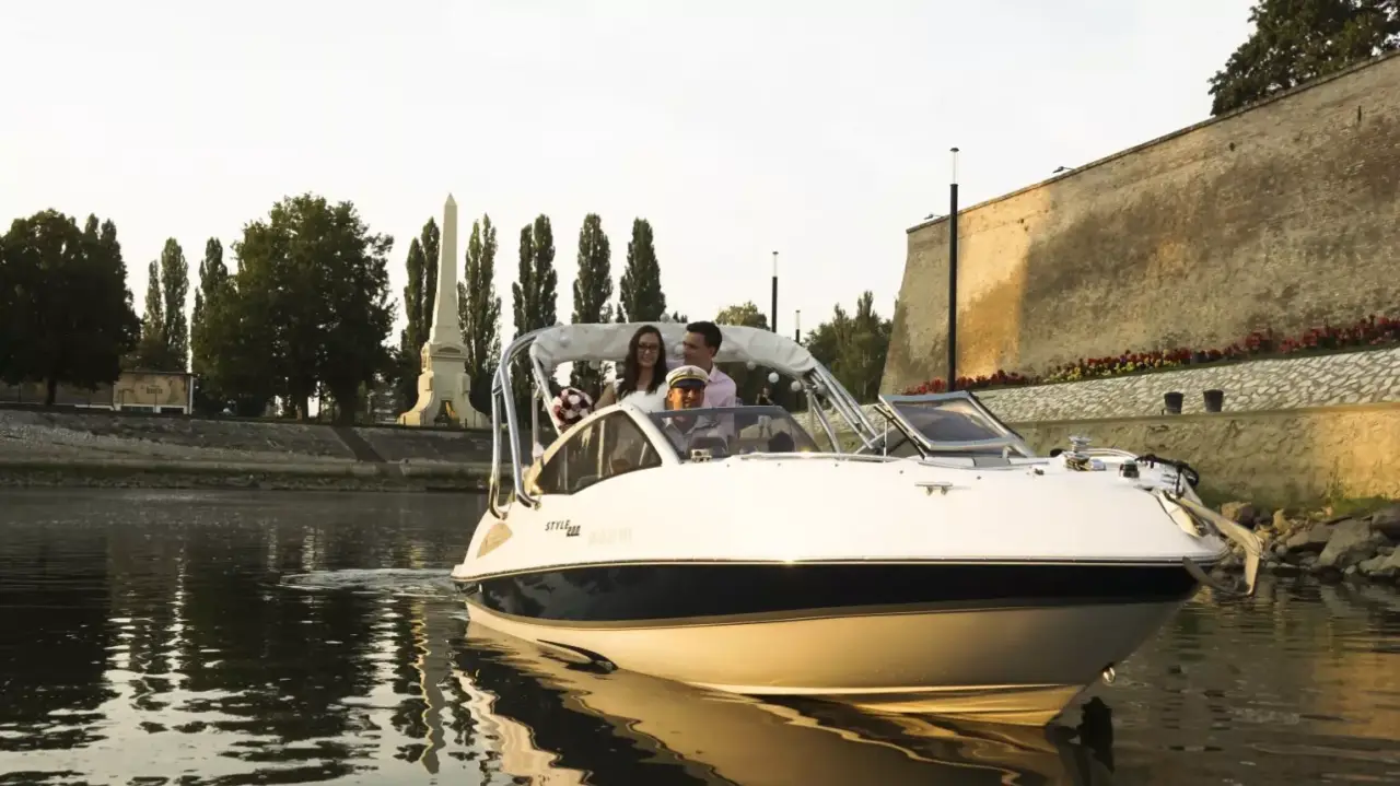 Naplementés/éjszakai városkör a vízen Győrben