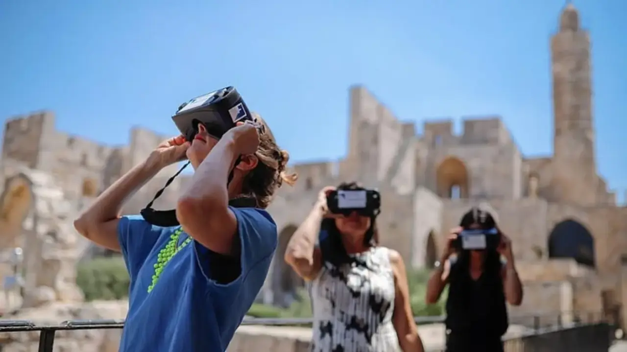 Családi időutazás a VR Tourssal Budapesten 3 főnek