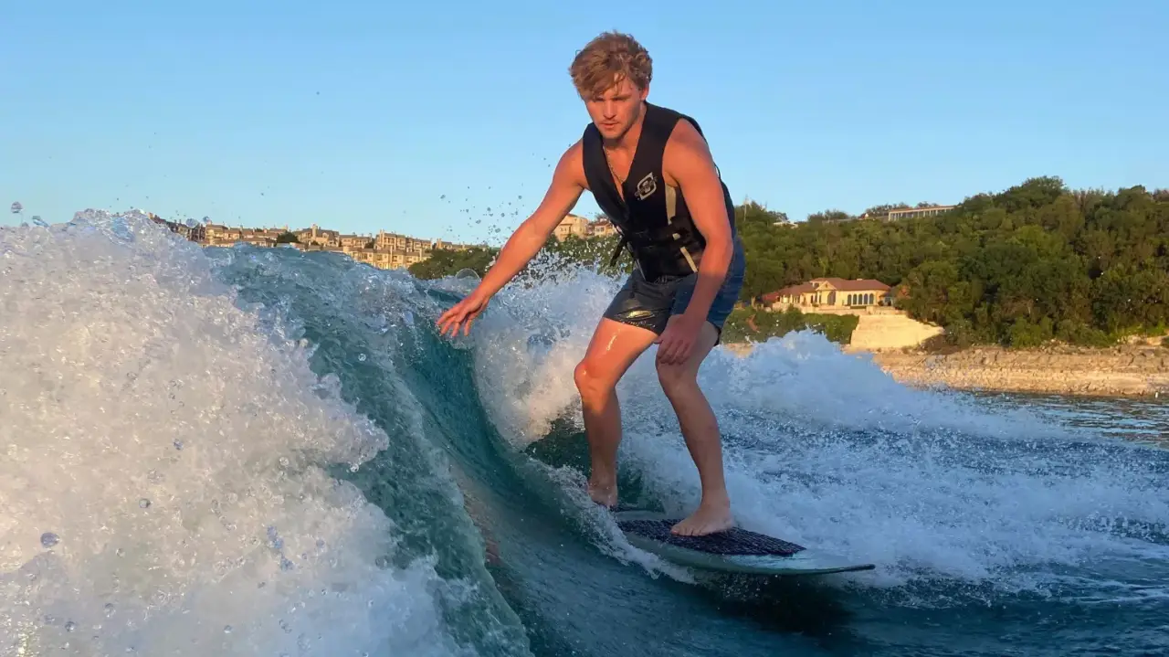 Wakesurf és wakeboard élmény Budapest felett, a Dunán