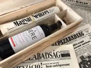 Születésnapi újság szép fadobozban ajándék üveg BORRAL