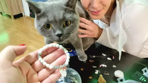 Cicák közt Anyával – Ásványkarkötő-készítő Workshop Budapesten