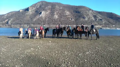Lovasélmény gyerekeknek terepen a Dunakanyarban