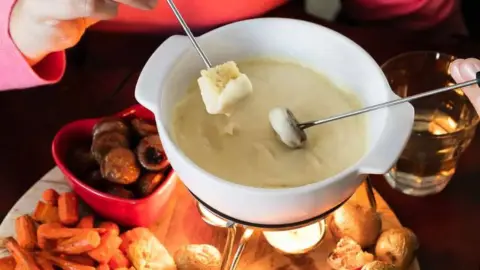 Ahol tényleg "egy tálból" esztek! - Romantikus fondü vacsora kettesben 13