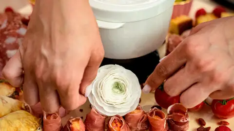 Ahol tényleg "egy tálból" esztek! - Romantikus fondü vacsora kettesben 9