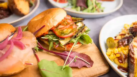 Ünnepi hangulat a KicsiZso-ban! – Bőséges reggeli 2 főre Budapesten 4