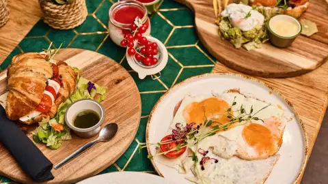 Eggscuse Me?! – Bottomless Brunch Budapest belvárosában 6