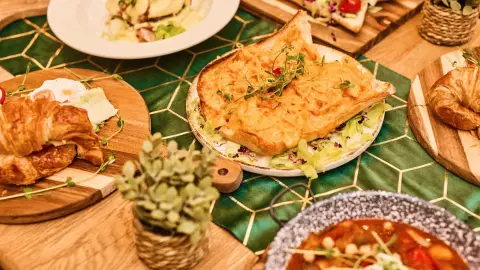 Eggscuse Me?! – Bottomless Brunch Budapest belvárosában 7