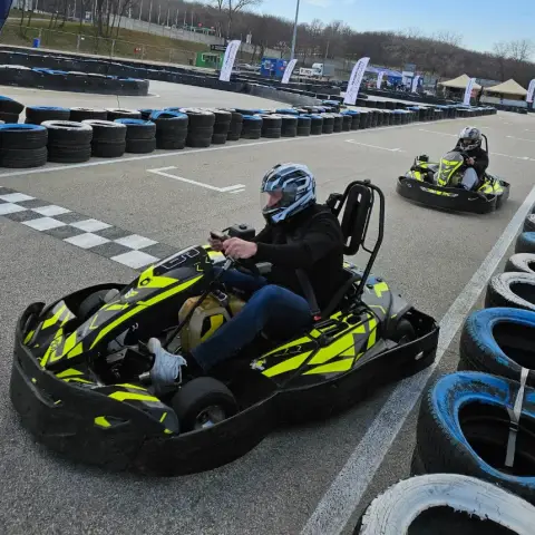 Gokartozás a Hungaroring gokartpályáján/ 3 futamos menetre 5