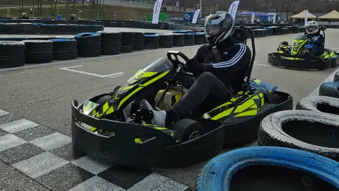 Gokartozás a Hungaroring gokartpályáján/ 3 futamos menetre 3