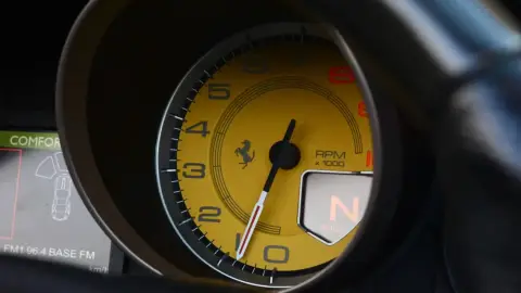 560 lóerős Ferrari California autópályás élményvezetés 5