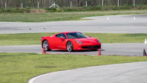 Ferrari 458 élményvezetés az M-Ringen – hétköznap/hétvégén 13