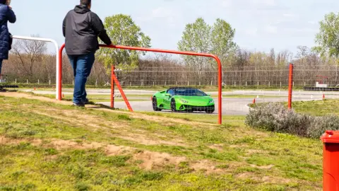 Lamborghini Huracán élményvezetés az M-Ringen – hétköznap/hétvégén 15