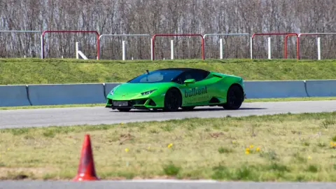 Lamborghini Huracán élményvezetés az M-Ringen – hétköznap/hétvégén 24