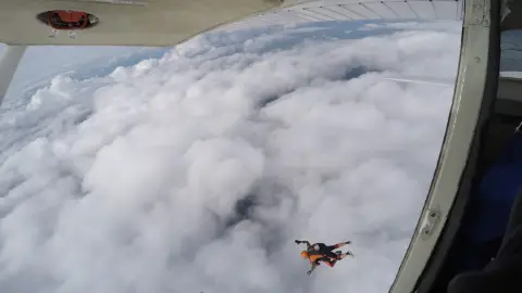 Emelkedj a felhők fölé! – Tandemugrás 3000 méterről Hajdúszoboszlón 17