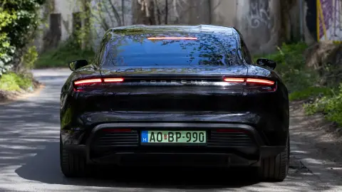 Utcai élményautózás Budapesten egy fekete Porsche Taycan 4S-sel 12