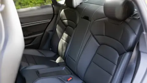 Utcai élményautózás Budapesten egy fekete Porsche Taycan 4S-sel 7