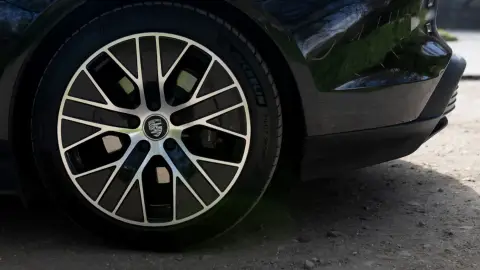 Utcai élményautózás Budapesten egy fekete Porsche Taycan 4S-sel 3