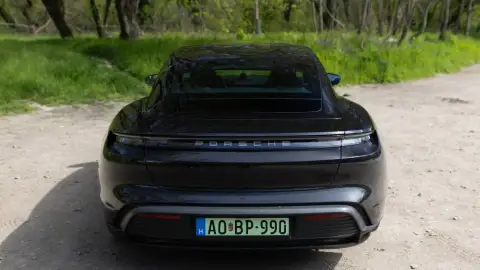 Utcai élményautózás Budapesten egy fekete Porsche Taycan 4S-sel 2