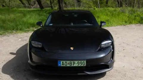 Utcai élményautózás Budapesten egy fekete Porsche Taycan 4S-sel 1