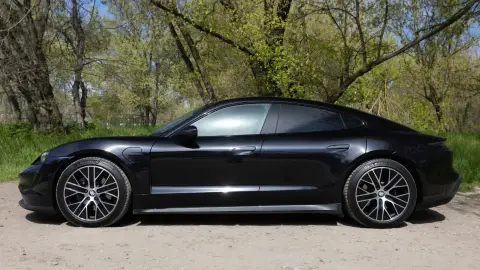 Utcai élményautózás Budapesten egy fekete Porsche Taycan 4S-sel 8