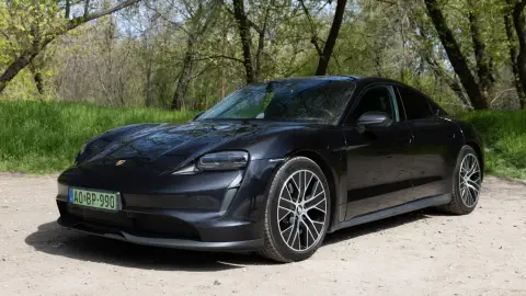 Utcai élményautózás Budapesten egy fekete Porsche Taycan 4S-sel 6