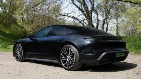 Utcai élményautózás Budapesten egy fekete Porsche Taycan 4S-sel 4