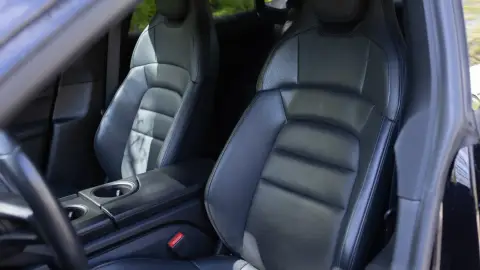 Utcai élményautózás Budapesten egy fekete Porsche Taycan 4S-sel 9