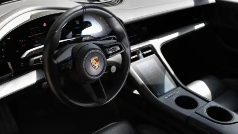 Utcai élményautózás Budapesten egy fekete Porsche Taycan 4S-sel 11