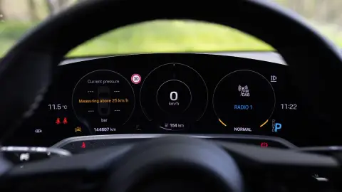 Utcai élményautózás Budapesten egy fekete Porsche Taycan 4S-sel 13