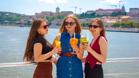 Kortyold a város szépségét! – Hajós koktélest naplementében a budapesti Dunán 15