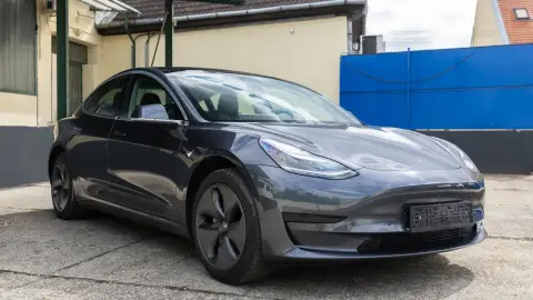 Autópályás élményvezetés Budapesten egy grafitszürke Tesla Model 3-mal 8