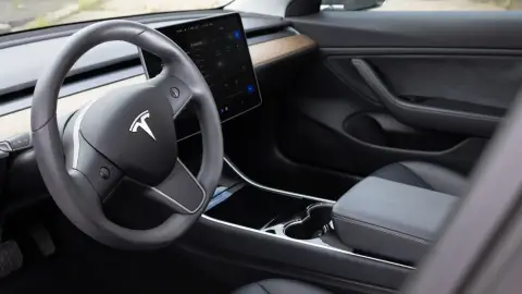 Autópályás élményvezetés Budapesten egy grafitszürke Tesla Model 3-mal 2