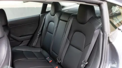 Autópályás élményvezetés Budapesten egy grafitszürke Tesla Model 3-mal 7