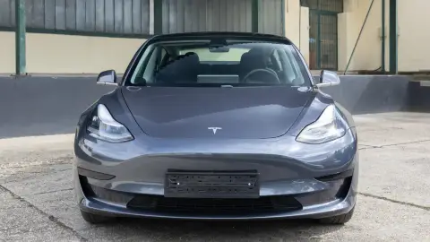 Autópályás élményvezetés Budapesten egy grafitszürke Tesla Model 3-mal 4