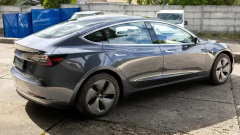 Autópályás élményvezetés Budapesten egy grafitszürke Tesla Model 3-mal 6