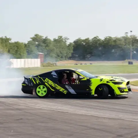 Driftang – Drift taxi élményautózás a Kakucs Ringen