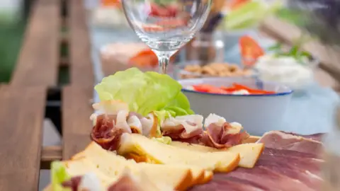 Borkóstoló sajt- és sonkatállal Etyeken a Zoád Borteraszon 10