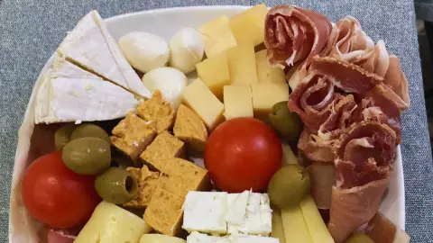 Borkóstoló sajt- és sonkatállal Etyeken a Zoád Borteraszon 9