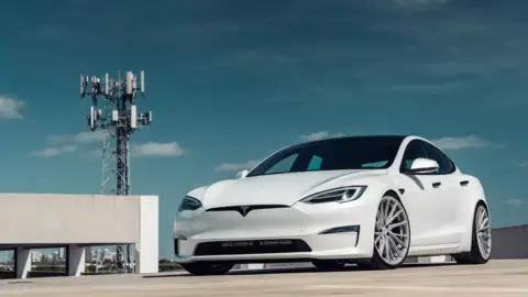 1020 Lóerős Tesla Model S Plaid élményvezetés a Kakucs Ringen