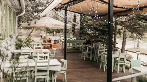 Koccintsatok kettesben a Pátyi Cukorborsó Kertvendéglő teraszán 5