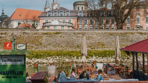 Koccints a Kis-Dunán ringatózva a Nautilus Hajós Bárban kedveseddel 5