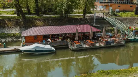 Koccints a Kis-Dunán ringatózva a Nautilus Hajós Bárban kedveseddel 4