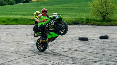 Tanulj meg egykerekezni egy Kawasaki motorral! 4